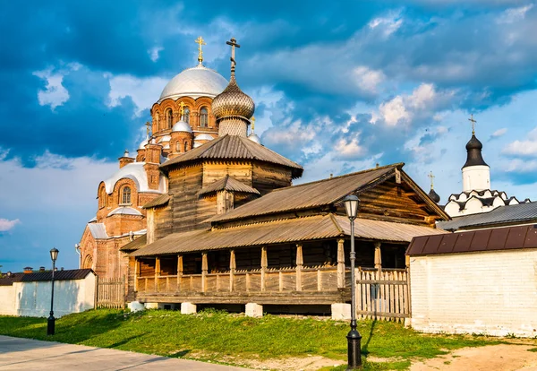 Деревянная Троицкая церковь на Свияжском острове в России — стоковое фото