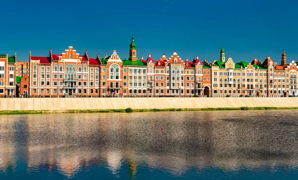 Houses at the embankment of Yoshkar-Ola in Russia — Stockfoto