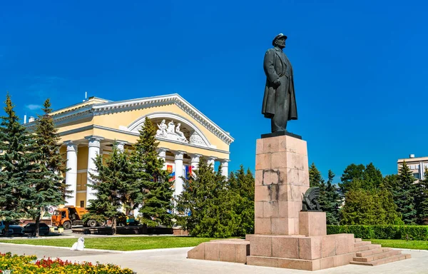 Standbeeld van Vladimir Lenin in Yoshkar-Ola, Rusland. — Stockfoto