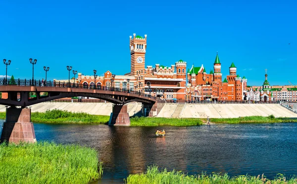 Voskresensky brug over de Malaya Kokshaga rivier in Yoshkar-Ola, Rusland — Stockfoto