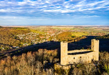 Vosges Dağları 'ndaki Haut-Andlau Kalesi, Fransa' nın Bas-Rhin Bölümü.