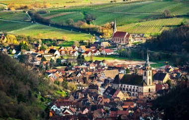 Vosges dağlarındaki Andlau köyünün havadan görünüşü - Alsace, Fransa
