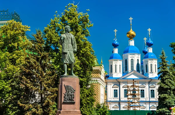 Denkmal für Zoya Kosmodemyanskaya und das Kasan-Kloster in Tambow, Russland — Stockfoto