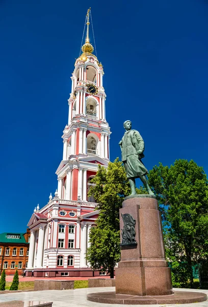 Monumento a Zoya Kosmodemyanskaya e ao Mosteiro Kazan em Tambov, Rússia — Fotografia de Stock