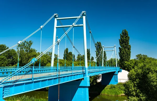 Voetgangersbrug over de rivier Tsna in Tambov, Rusland — Stockfoto
