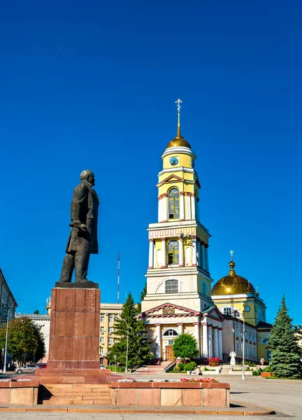 Lenin-Denkmal und Geburtskathedrale in Lipetsk, Russland — Stockfoto