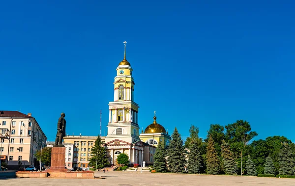 Monumento a Lenin e Cattedrale della Natività a Lipetsk, Russia — Foto Stock