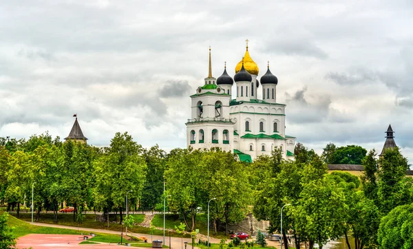 De Drievuldigheidskathedraal in het Pskov Kremlin in Rusland — Stockfoto