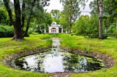 St. Petersburg yakınlarındaki Pavlovsk Sarayı 'ndaki Voliere Pavyonu.