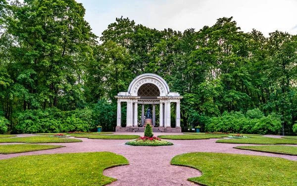 Monumento a la emperatriz María Feodorovna en el Palacio de Pavlovsk en Pushkin, Rusia — Foto de Stock