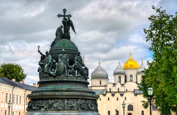 Pomnik Milenium Rosji z katedrą św. Zofii w Nowogrodzie na Kremlu, Rosja — Zdjęcie stockowe
