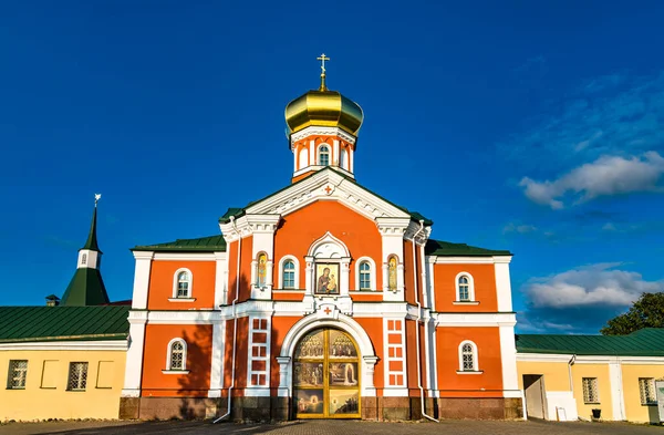 Puerta de entrada Iglesia de San Felipe en Valday Monasterio de Iversky en Rusia —  Fotos de Stock