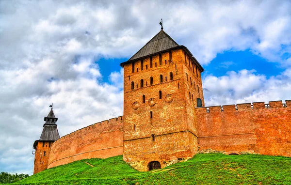 Muros do Kremlin de Novgorod Detinets em Veliky Novgorod, Rússia — Fotografia de Stock