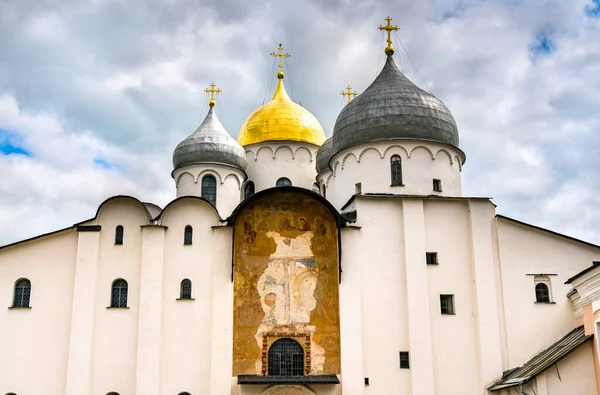 Heilige Sophia kathedraal in het Kremlin van Grote Novgorod, Rusland — Stockfoto
