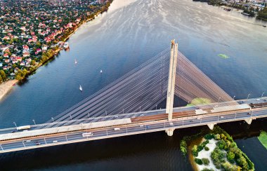 Kiev, Ukrayna 'daki Dinyeper' in karşısındaki Güney Köprüsü.