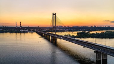 Kiev, Ukrayna 'daki Dinyeper' in karşısındaki Güney Köprüsü.