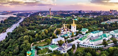 Kiev Pechersk Lavra ve Ukrayna 'nın başkenti Kyiv' deki Anavatan Anıtı