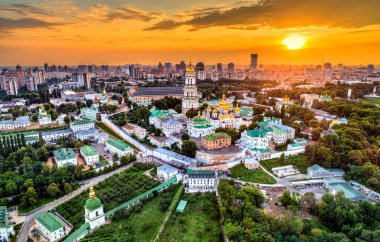 Ukrayna 'nın başkenti Kiev' deki Pechersk Lavra 'nın hava manzarası