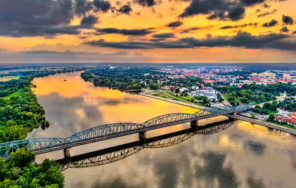 Ponte Jozef Pilsudski do outro lado do rio Vístula em Torun, Polônia — Fotografia de Stock