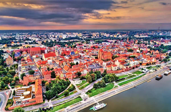 Polonya 'daki Vistula Nehri ile Torun şehrinin hava manzarası — Stok fotoğraf