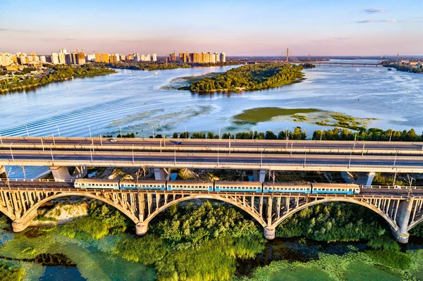 Kijev Városi vonat a Darnytsia hídon keresztül a Dnyeper Ukrajnában — Stock Fotó