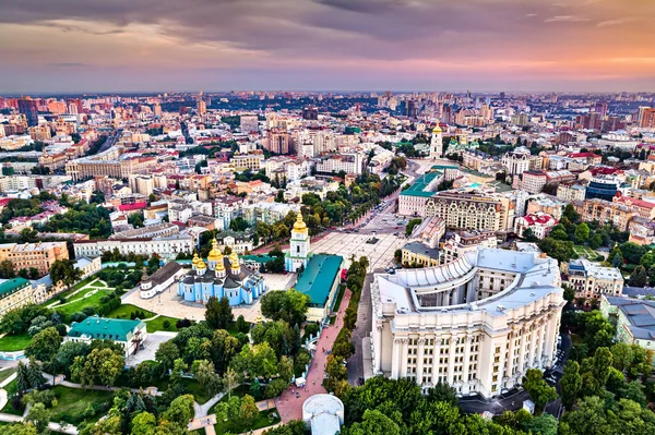 Szent Mihály kolostor, Külügyminisztérium és Szent Sophia katedrális Kijevben, Ukrajna — Stock Fotó