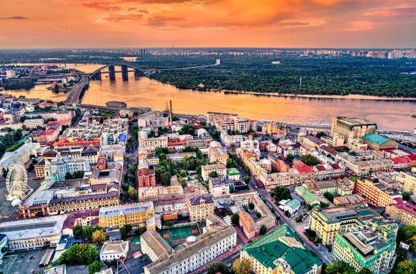 Widok z lotu ptaka na Podil, zabytkowy rejon Kijowa, Ukraina — Zdjęcie stockowe