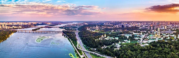 ウクライナの首都キエフのドニエプル川とキエフPechersk Lavraの上の日没 — ストック写真