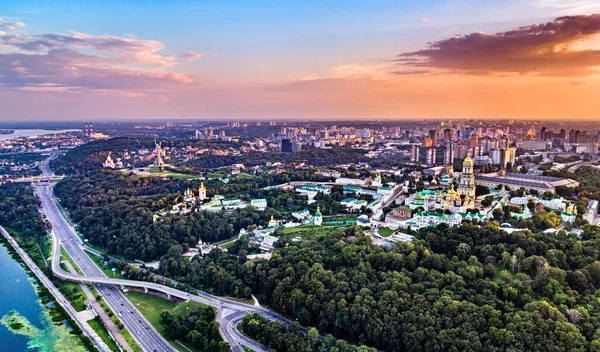 Kiev Pechersk Lavra en het Moederland Monument in Kiev, de hoofdstad van Oekraïne — Stockfoto