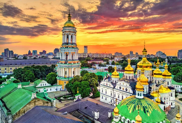 乌克兰首都基辅的Dormition大教堂和Pechersk Lavra钟塔 — 图库照片