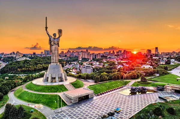 Het Moederland Monument en het Tweede Wereldoorlog Museum in Kiev, Oekraïne — Stockfoto