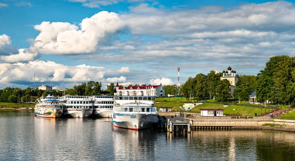 Cruise ships on the Volga river in Uglich, the Golden Ring of Russia — Stock Photo, Image