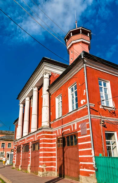 Caserne de pompiers historique avec tour de guet à Uglich, Russie — Photo