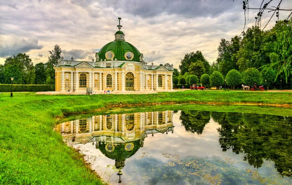 Pavilhão da Gruta no Parque Kuskovo em Moscou, Rússia — Fotografia de Stock