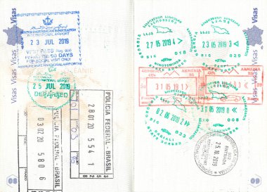 Fransız pasaportunda Brunei, Brezilya, Gürcistan, Ermenistan ve Panama pulları