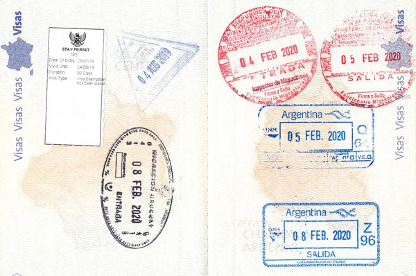 Selos da Indonésia, Uruguai, Paraguai e Argentina em passaporte francês — Fotografia de Stock