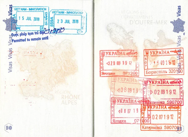 Sellos de Vietnam y Ucrania en pasaporte francés —  Fotos de Stock