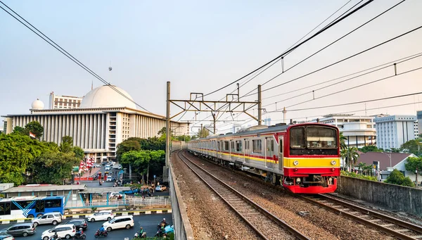 Tren de cercanías en Yakarta, Indonesia — Foto de Stock