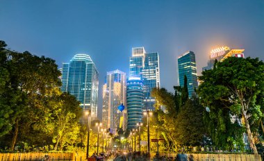 Endonezya 'nın başkenti Jakarta' nın gece silueti