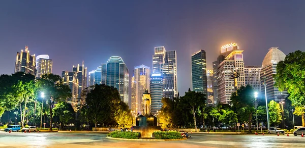 Skyline nocturno de Yakarta, la capital de Indonesia — Foto de Stock