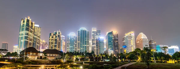 Nachtelijke skyline van Jakarta, de hoofdstad van Indonesië — Stockfoto