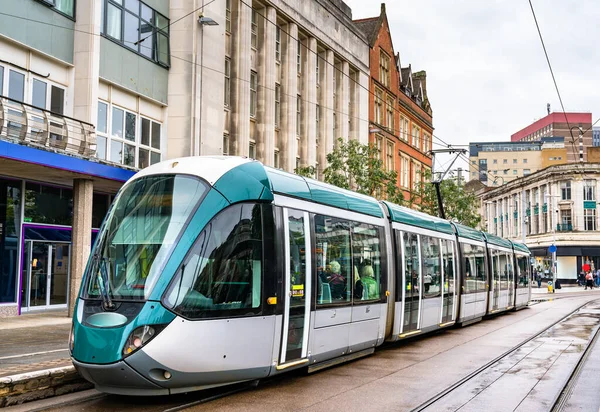 Tranvía de la ciudad en Old Market Square en Nottingham, Inglaterra. — Foto de Stock