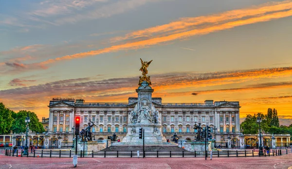 영국 런던에 있는 빅토리아 기념관 과 버킹엄 궁전 — 스톡 사진