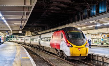 Londra Euston istasyonunda ekspres tren