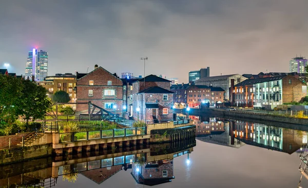 Pohled na Leeds s řekou Aire v Anglii — Stock fotografie