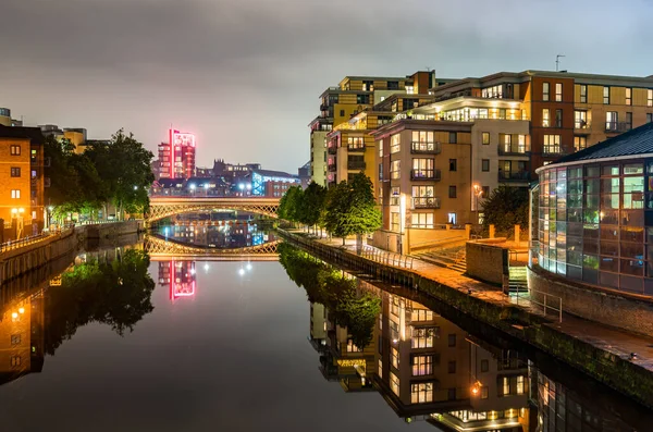 Pohled na Leeds s řekou Aire v Anglii — Stock fotografie