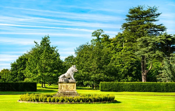 英格兰霍华德城堡的野猪雕塑 — 图库照片