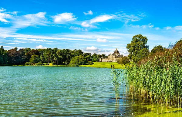 Lago no Castelo Howard perto de York, Inglaterra — Fotografia de Stock