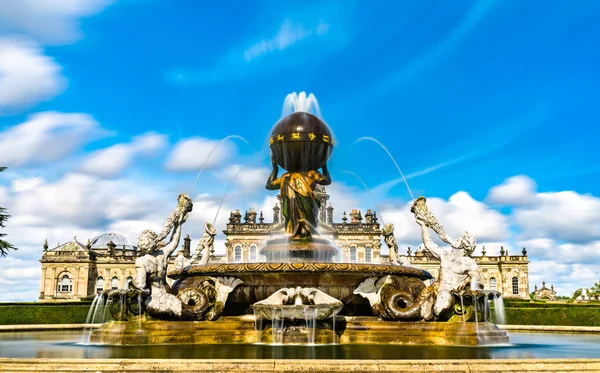 Atlas fontän på Castle Howard nära York, England — Stockfoto