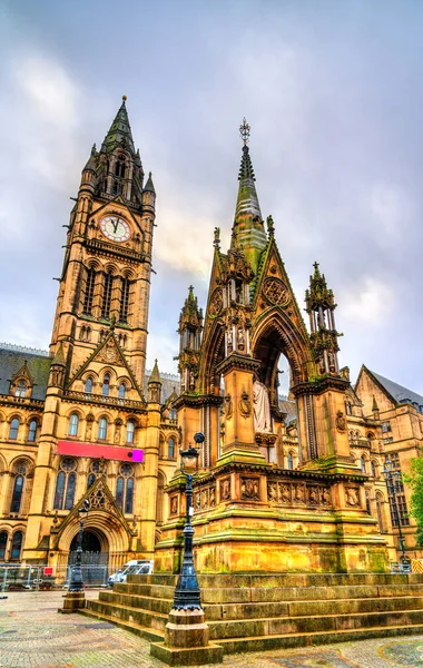 Albert Memorial e Manchester Town Hall na Inglaterra — Fotografia de Stock